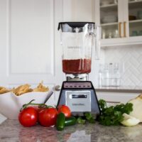 Blendtec Total Classic blender med forhåndsinnstilte programmer og kraftig motor, ideell for jevn blending.