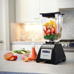 Bilde av Blendtec Total Classic - Kraftig blender med 1560W motor, ideell for smoothies, sauser og isknusing.