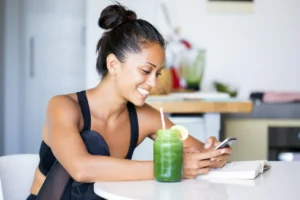 Blender med ferske ingredienser som frukt og grønnsaker, klar til å lage en næringsrik smoothie.