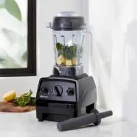 Vitamix E310 blender med kraftig motor og kompakt design, perfekt for smoothier og supper.