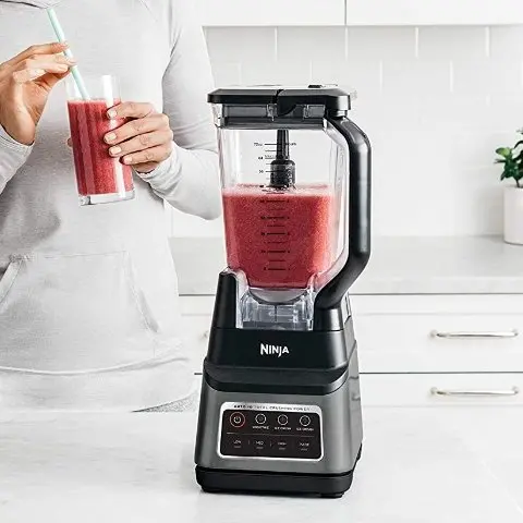 Ninja BN701 blender med Auto-iQ-teknologi og stor kanne, perfekt for smoothier og isknusing.