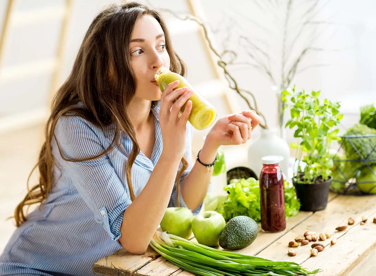 Friske grønnsaker, frukt og en blender som lager en næringsrik smoothie, som viser sunnhetsfordelene ved å bruke blendere.