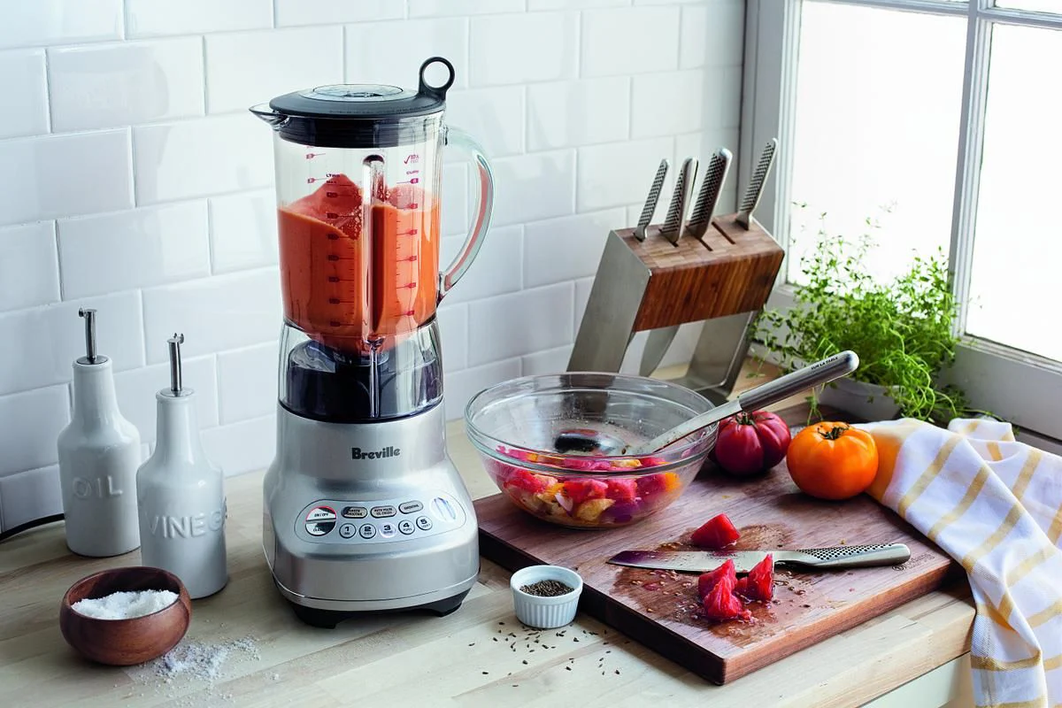 Blendtec Total Classic blender med forhåndsinnstilte programmer og kraftig motor, ideell for jevn blending.