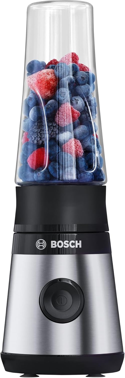 Bosch VitaPower Serie 2 MMB2111MG mini blender i rustfritt stål med Tritan ToGo-flaske fylt med bær, ideell for smoothies på farten.