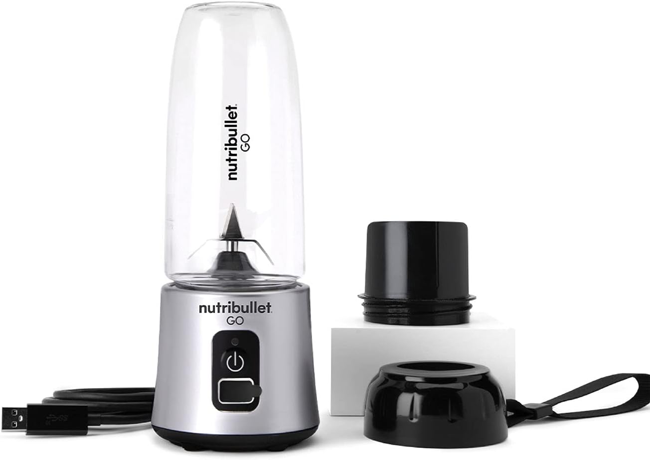 Nutribullet Go bærbar blender med tilbehør, inkludert lokk, USB-lader og bærereim, ideell for smoothies på farten.