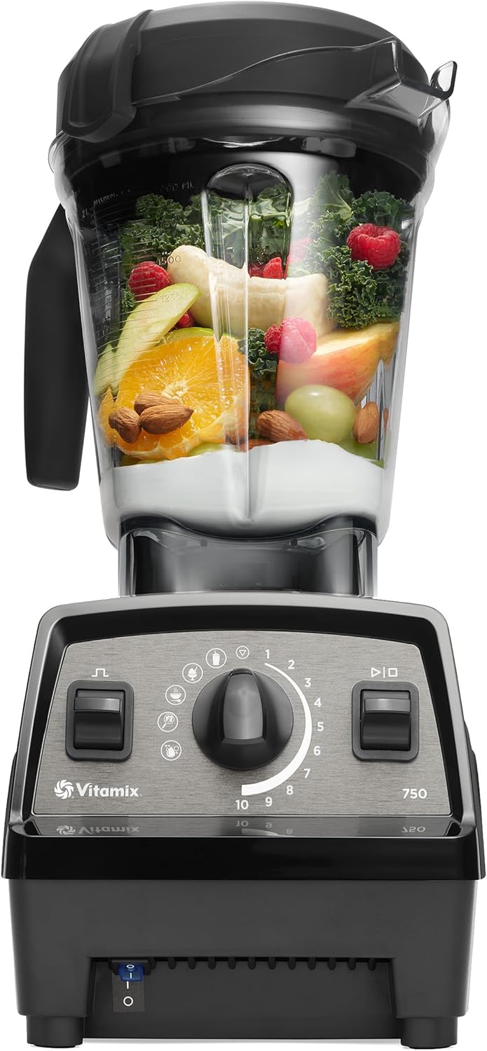 Vitamix Propel Series 750 blender med en 64 oz beholder fylt med ferske ingredienser som appelsin, bær og mandler. Profesjonell blender med variabel hastighetskontroll.